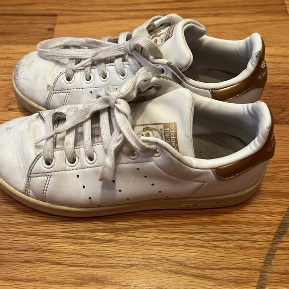 A bit scuffed yet still completely stylish. - Picture 4 of 5